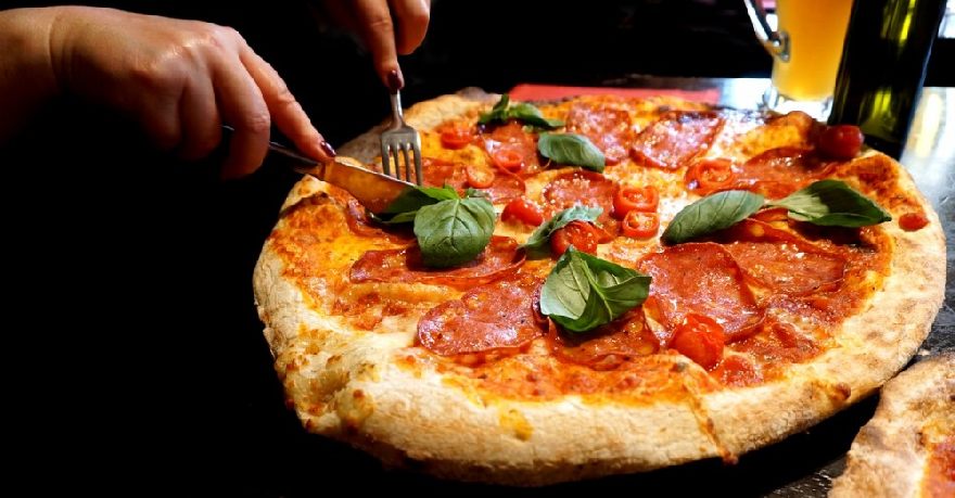Leckere Pizza frisch aus dem Ofen wie bei der Pizzeria Kami mit leckeren traditionellen italienischen Essen und Lieferservice in Gronau.